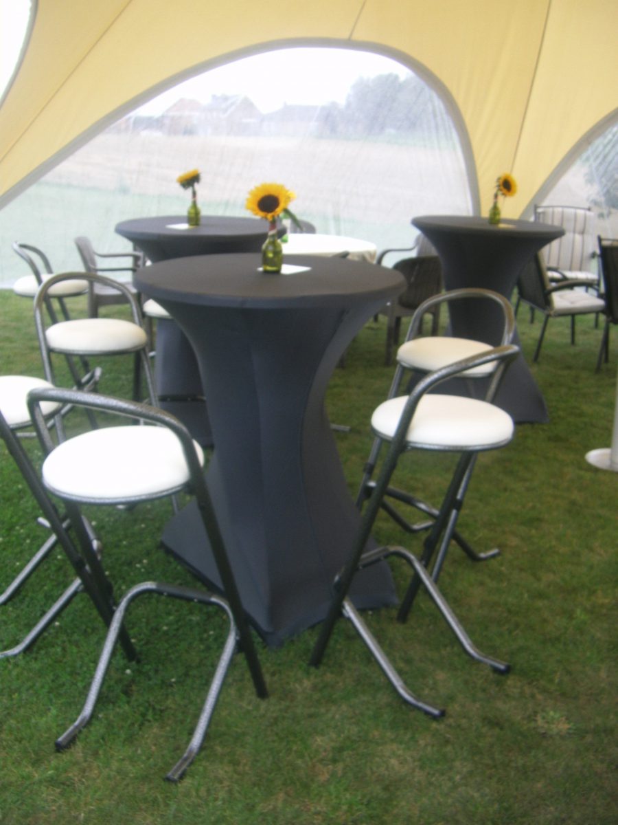 Partytafels en barstoelen